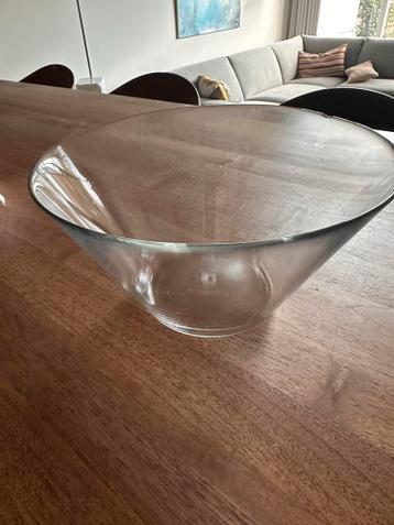 Grote glazen saladeschaal