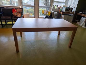 Grote houten uitschuifbare tafel