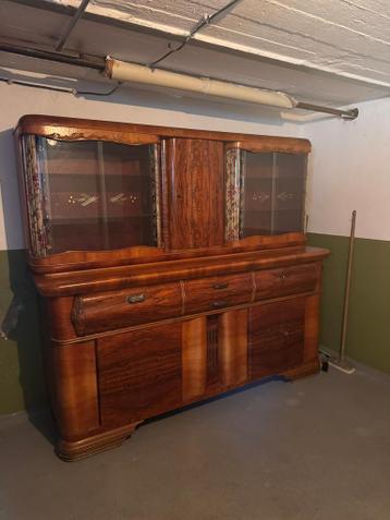 Grote eikenhouten woonkamerkast met vitrinekast