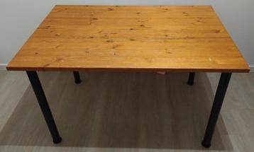 Tafel met houten blad