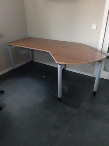 Ruim hoekbureau met houtlook blad en metalen poten