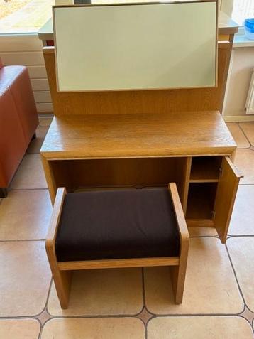 Kaptafel met spiegel en kruk gratis