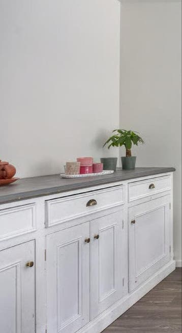 witte dressoirkast met lades en deuren