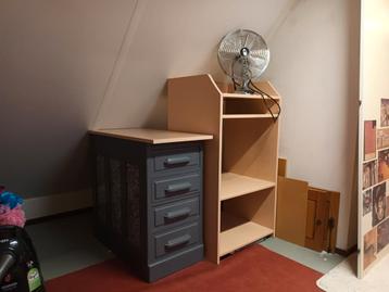 Roze kast en 2 ladenblokken