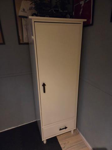 Kledingkast met lade en hangruimte