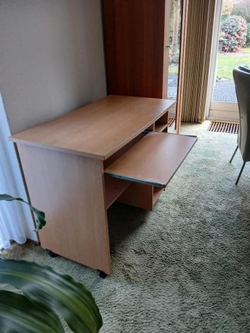 kinderbureautje op wieltjes