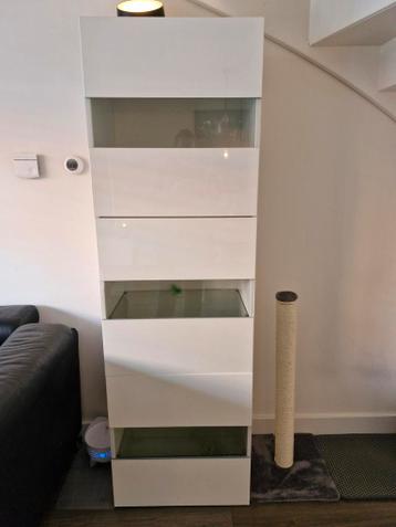 Gratis Witte vitrinekast met glazen planken