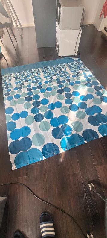 Gratis douchegordijn met blauwe stippen