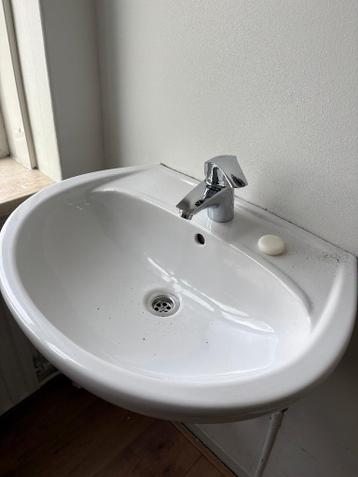 Twee wasbakken GRATIS af te halen