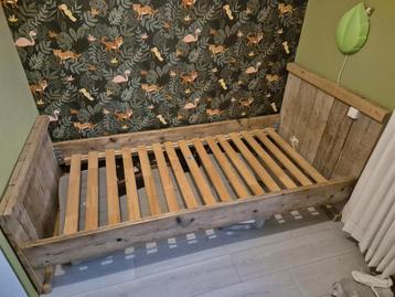 Steigerhouten bed met groene ledlamp