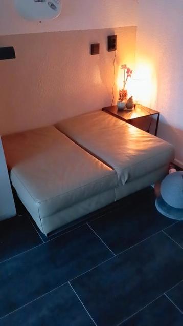 Gratis leren poef met klapleuning/ lounge meubel.