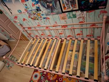Metalen bed met lattenbodem