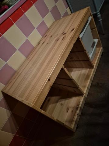 Ikea kastje met een paar bakken