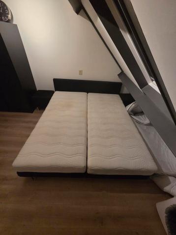 Gratis ophalen boxspring180/200 inclusief matrassen,poefjes