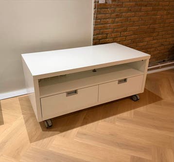 Witte TV-meubel met lades en wieltjes