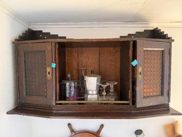 Opruiming: meubels – gratis, gekleurde kastjes bieden