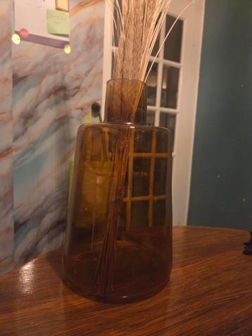 Bruine glazen vaas met inhoud