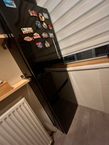 Zwarte koelkast met vriesvak