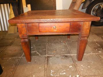GRATIS Salontafel met lade koloniaal, robuust 70 x 70 cm.
