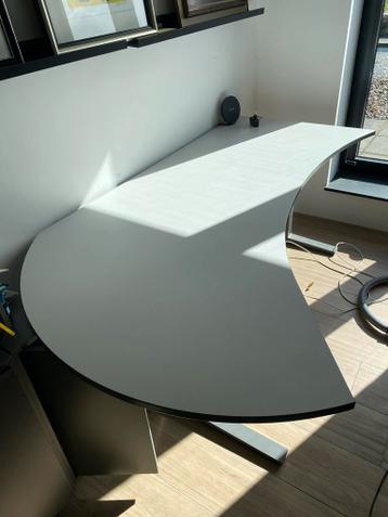 Gratis af te halen: Modern in hoogte verstelbaar bureau