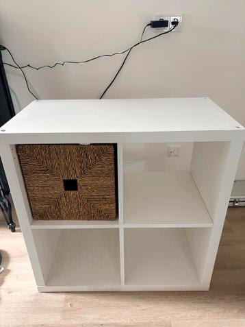 Wit vakkenkastje met rieten mand