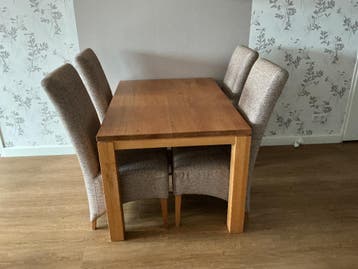 Eetkamertafel licht eiken met 4 stoelen
