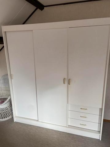 ** GRATIS KLEDINGKAST **