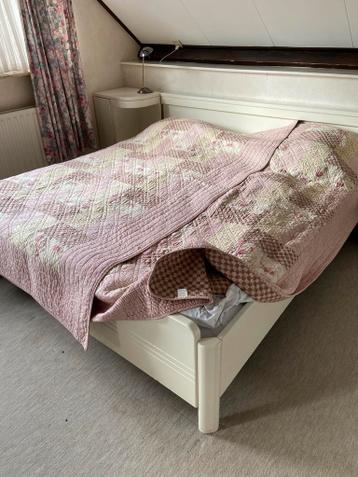 ** GRATIS TWEEPERSOONSBED & NACHTKASTEN **