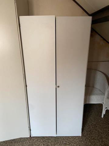 ** GRATIS TWEE KLEDINGKASTEN **