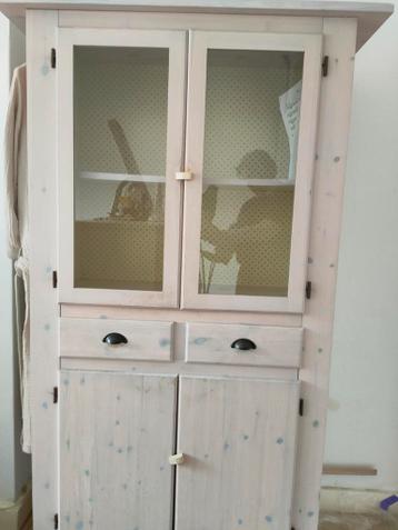 Gratis af te halen: White wash houten kast in goede staat