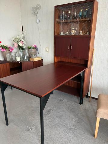 Secretaire/eettafel met uitschuifbaar blad en vitrinekast