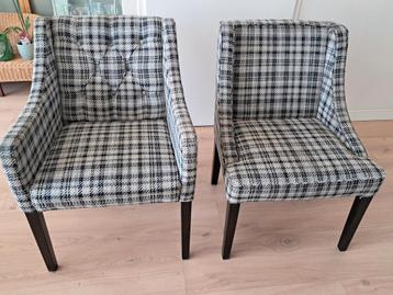 2 geruite stoelen voor een grote zak mix paaseitjes