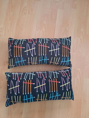 Set van 2 kleurrijke kussens met streepjespatroon