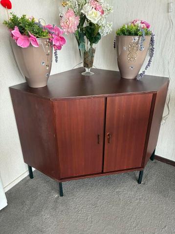 Houten hoekkastje met twee deuren