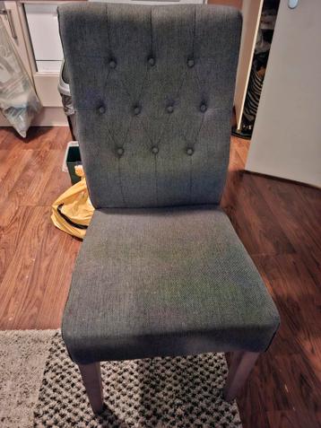 Grijze gestoffeerde eetkamerstoel met knopen