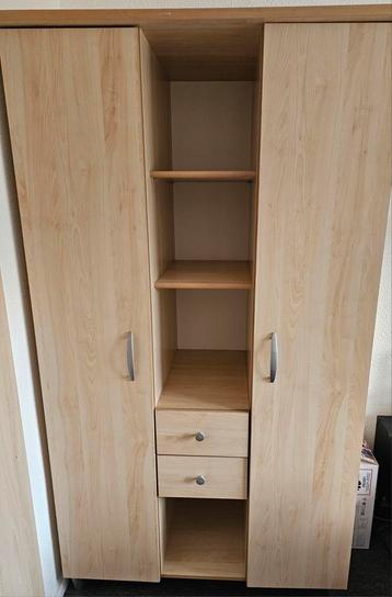 Kledingkast met planken, lades en hangruimte