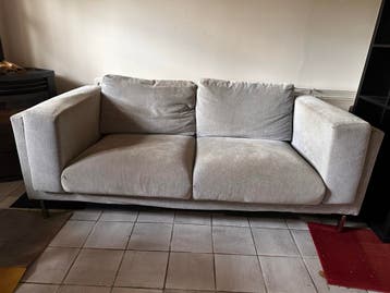 Lichtgrijze tweepersoonsbank