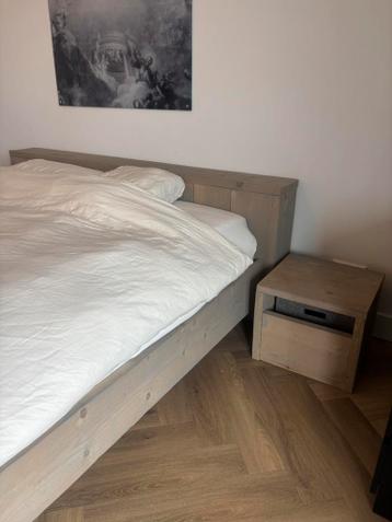 Steigerhouten tweepersoonsbed incl. matrassen en nachtkastje