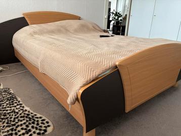 Tweepersoonsbed (1 deel verstelbaar) met nachtkastjes