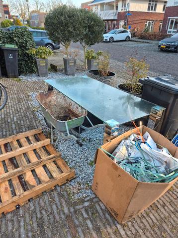 Stevige glazen tafel -  buiten of binnen  - gratis