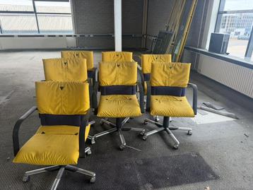 Bureau en vergaderstoelen geel