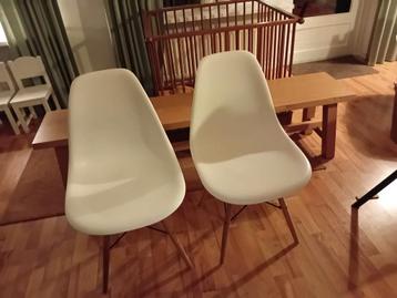 Twee witte eettafel stoelen