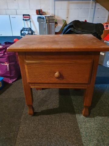 Houten bijzettafel met lade