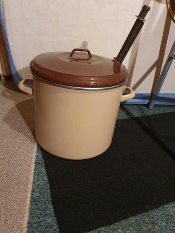 Emaille wekketel met deksel en buis