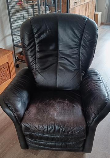 Goed functionerende elektrische  leren relaxstoel.