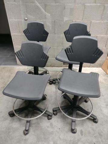 Vier werkplaatsstoelen. Gratis.