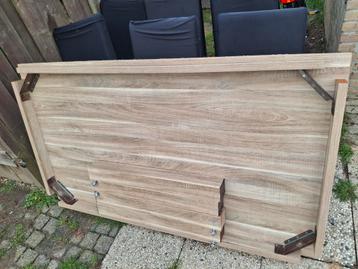 Eettafel en 6 stoelen met hoesje