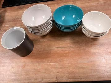 13 Kommen: 6 grote wit, 4 turquoise, 3 kleine wit