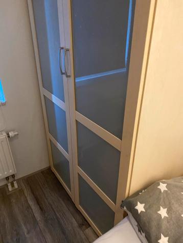 Kledingkast met glazen deuren