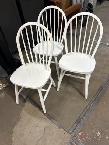 Drie witte houten stoelen